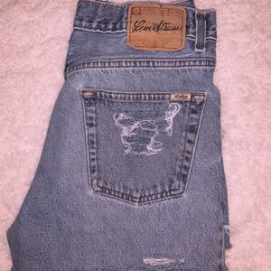 DISTRESSED LEVI SHORTS 🍒